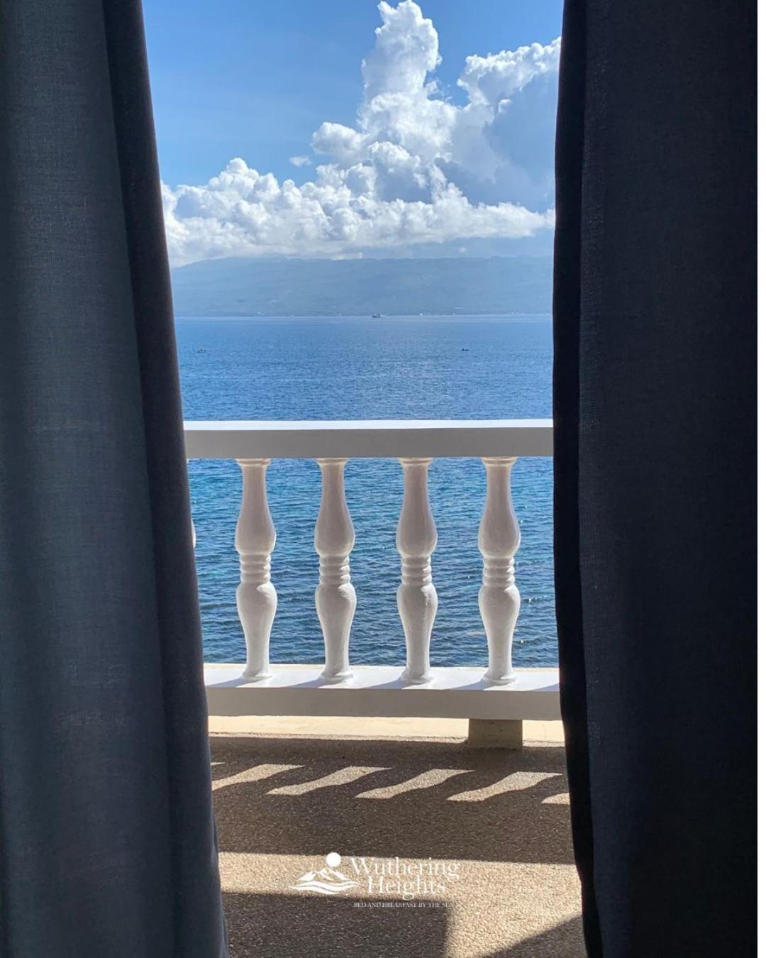 Wuthering Heights Bed & Breakfast By The Sea Dumaguete City Eksteriør billede